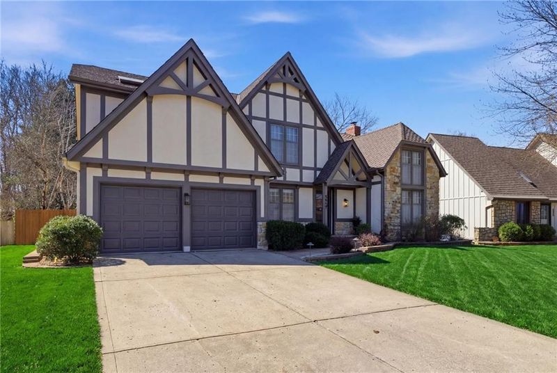 205 NE Shoreview Dr, Lee's Summit, MO 64064