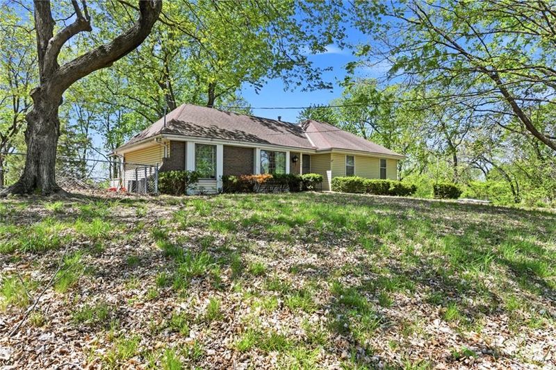 10407 NW Crooked Rd, Kansas City, MO 64152