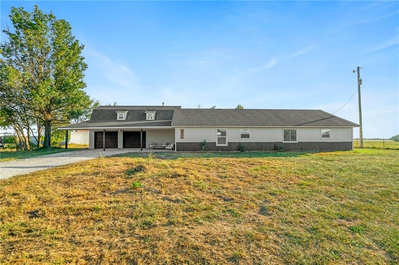9393 State Route 52 Hw, Amoret, MO 64722