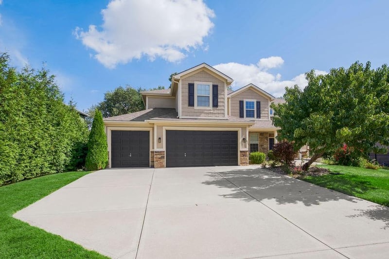 875 Clearview Dr, Lansing, KS 66043