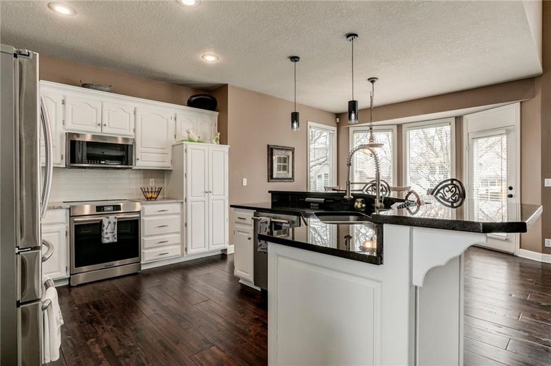 9839 Vista Dr, Lenexa, KS 66220