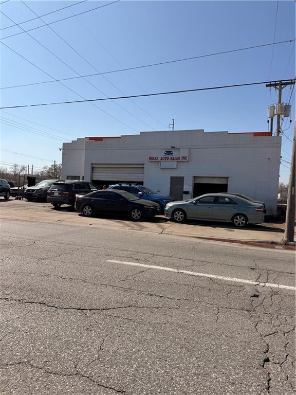 702 Cheyenne Trafficway, Kansas City, KS 66105