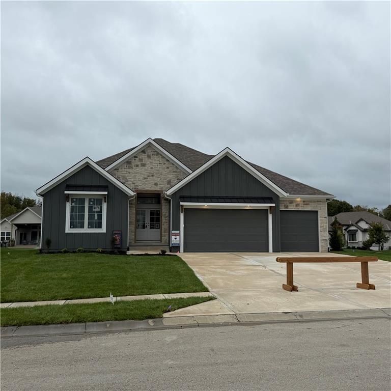 2304 Foxtail Dr, Kearney, MO 64060