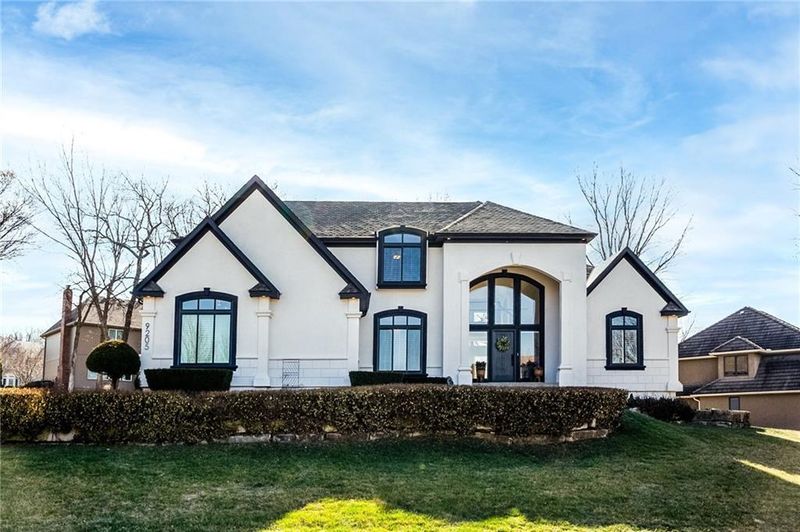 9205 Redbud Ln, Lenexa, KS 66220