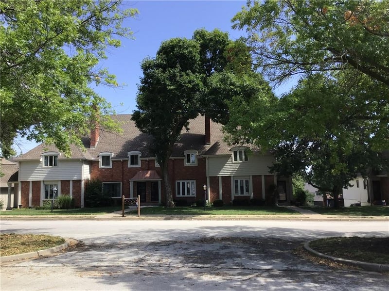 8395 NW Waukomis Dr, Kansas City, MO 64151
