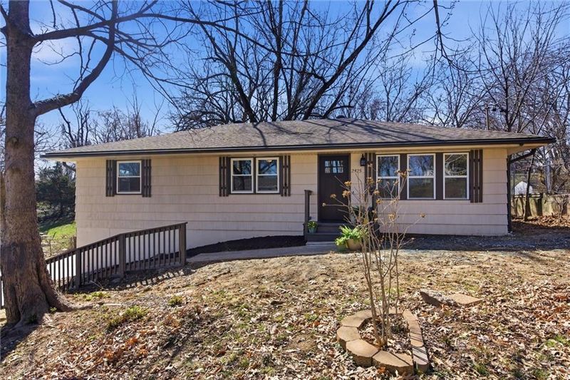 2425 NE 38th St, Kansas City, MO 64116