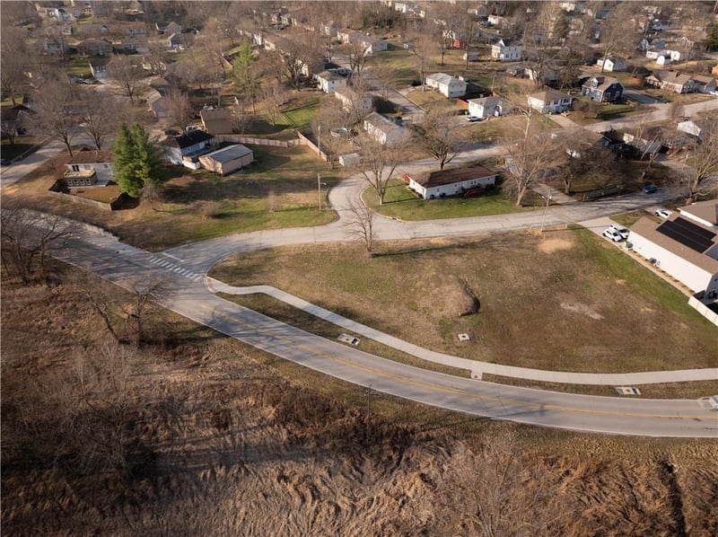 423 E Main St, Smithville, MO 64089