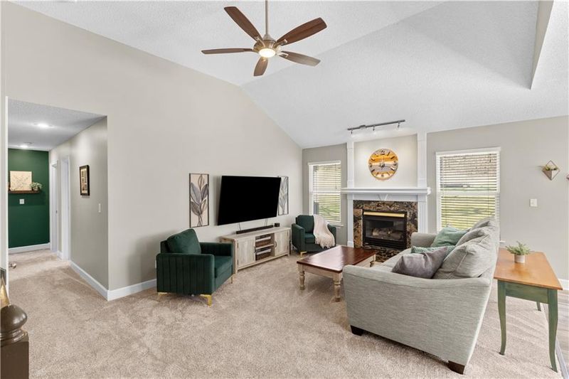 519 Kindred Dr, Smithville, MO 64089