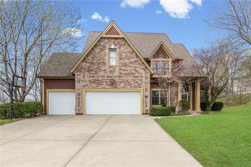 10400 River Hills Dr, Parkville, MO 64152