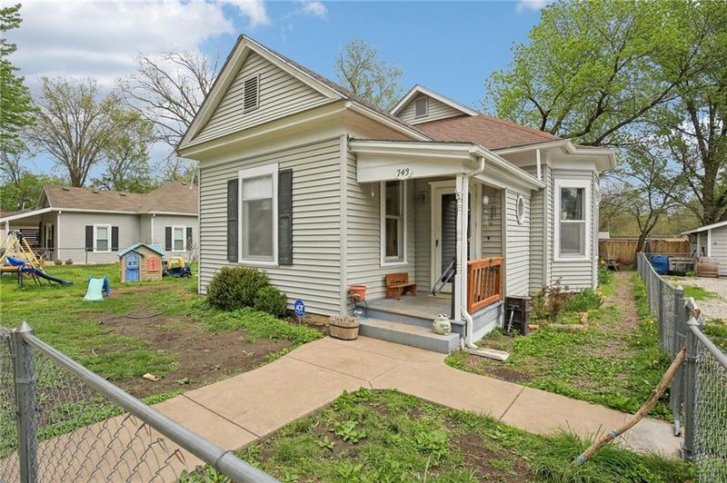 743 S Locust St, Ottawa, KS 66067