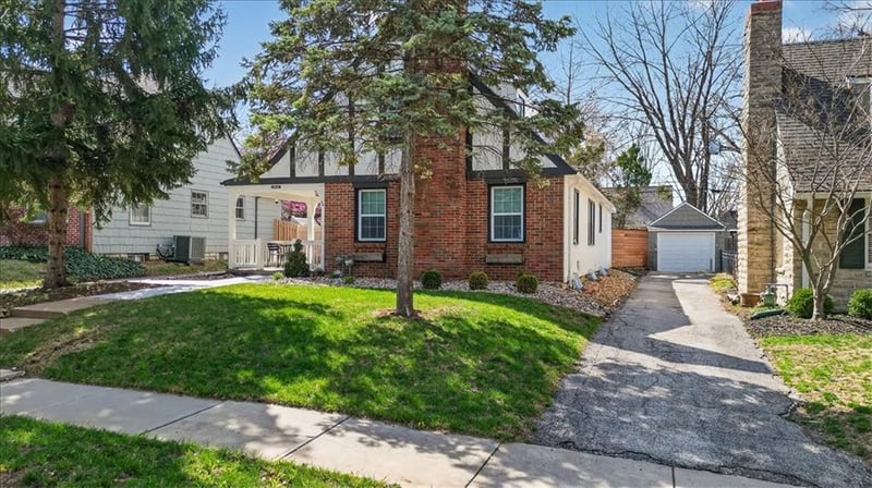 6846 Locust St, Kansas City, MO 64131
