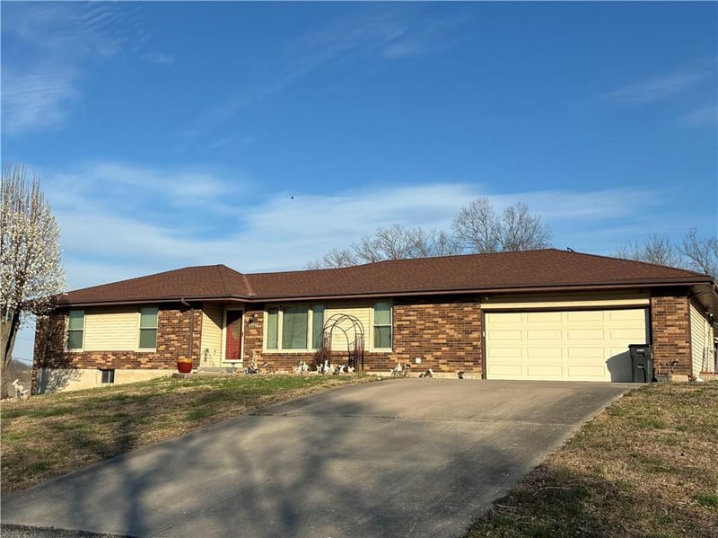 11017 NW Crooked Rd, Kansas City, MO 64152