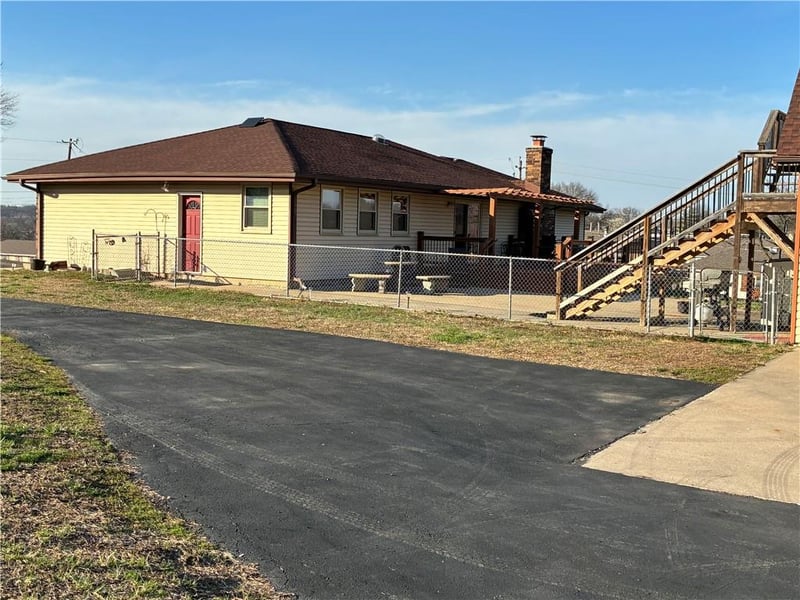 11017 NW Crooked Rd, Kansas City, MO 64152