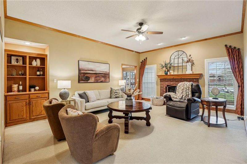 1012 Applewood St, Lee's Summit, MO 64086