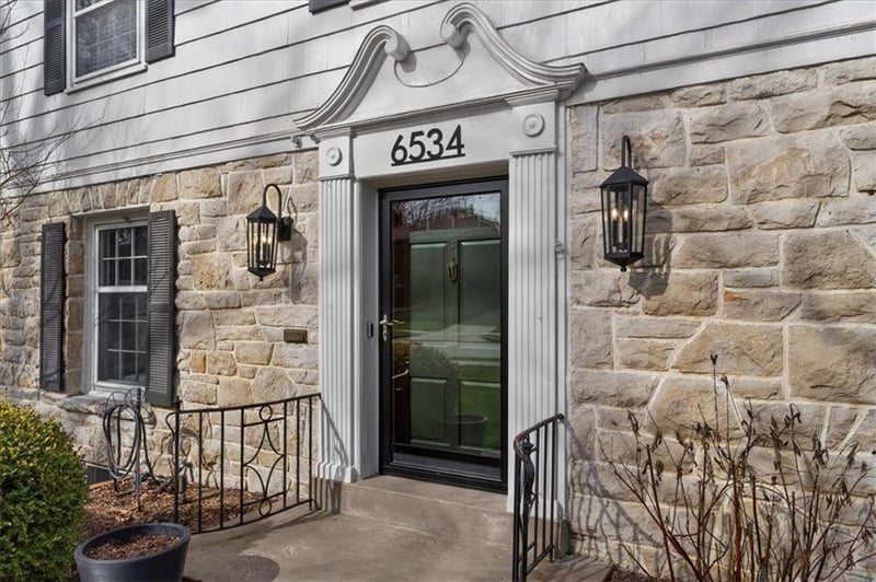 6534 Summit St, Kansas City, MO 64113