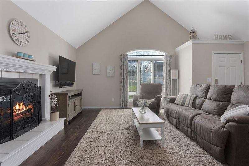 1249 SW Crossing Dr, Lee's Summit, MO 64081