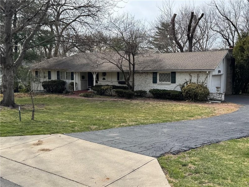 8724 Aberdeen Dr, Leawood, KS 66206