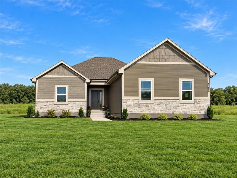 2200 S Quail Dr, Independence, MO 64057