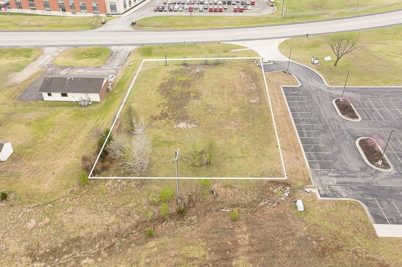 215 State Ave, Tonganoxie, KS 66086