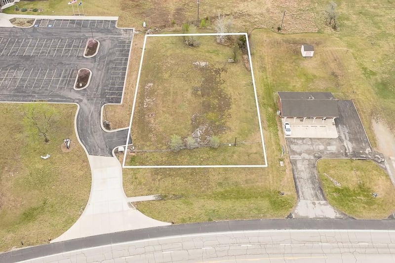 215 State Ave, Tonganoxie, KS 66086