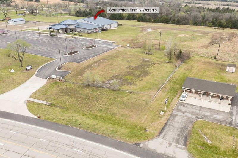 215 State Ave, Tonganoxie, KS 66086