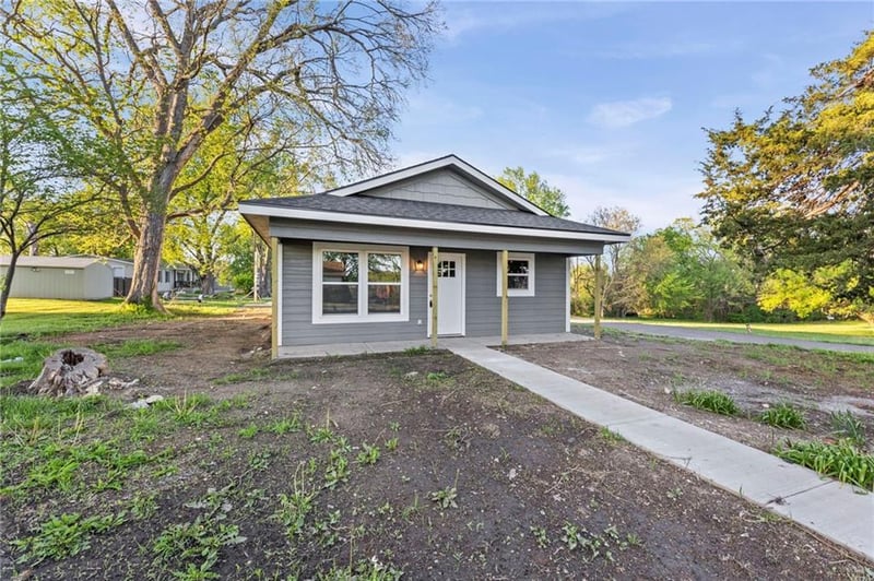 312 E 5th St, Edgerton, KS 66021