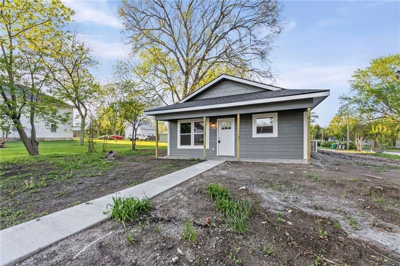 312 E 5th St, Edgerton, KS 66021