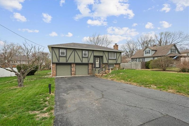 5648 Long St, Shawnee, KS 66216