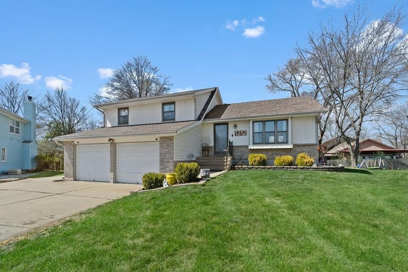 1212 Breckenridge Ct, Blue Springs, MO 64015