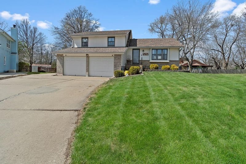 1212 Breckenridge Ct, Blue Springs, MO 64015