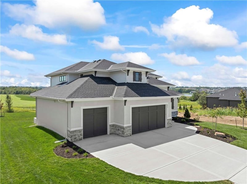 517 Bentwater Dr, Raymore, MO 64083
