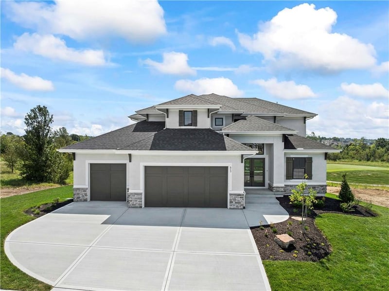 517 Bentwater Dr, Raymore, MO 64083
