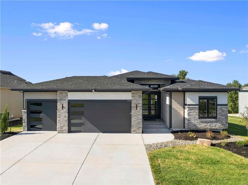 510 Bentwater Dr, Raymore, MO 64083