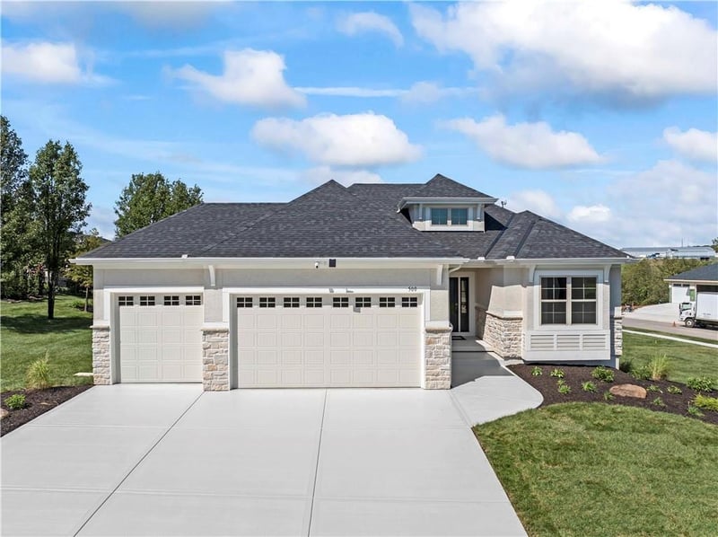 500 Bentwater Dr, Raymore, MO 64083
