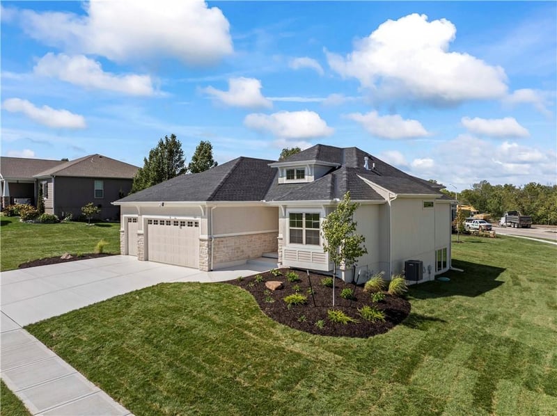 500 Bentwater Dr, Raymore, MO 64083