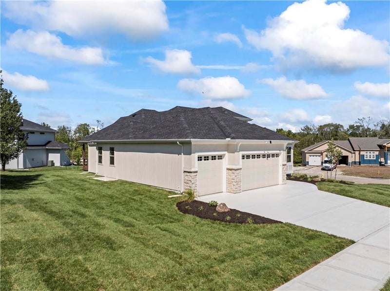500 Bentwater Dr, Raymore, MO 64083