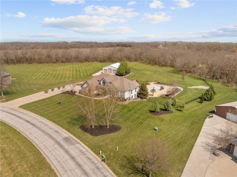 25002 Woodland Cir, Lee's Summit, MO 64086