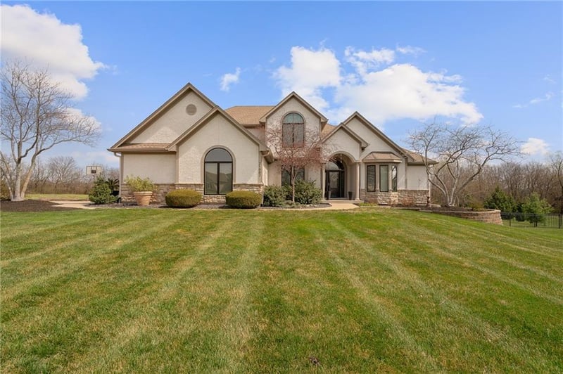25002 Woodland Cir, Lee's Summit, MO 64086
