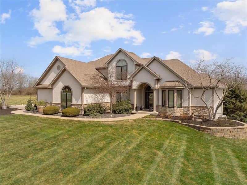 25002 Woodland Cir, Lee's Summit, MO 64086