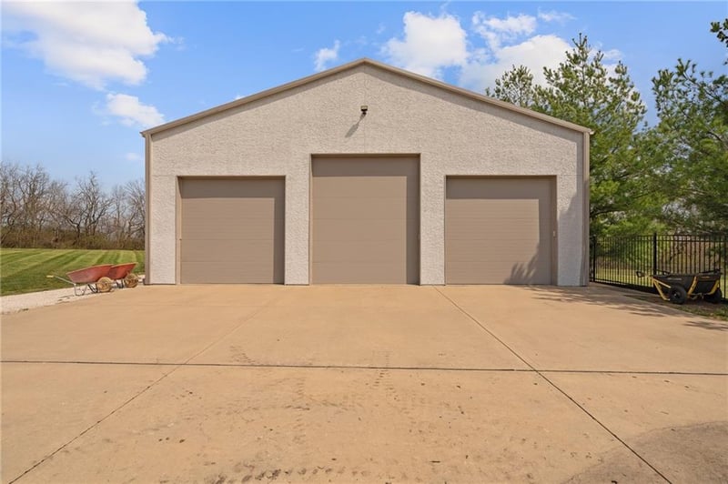 25002 Woodland Cir, Lee's Summit, MO 64086