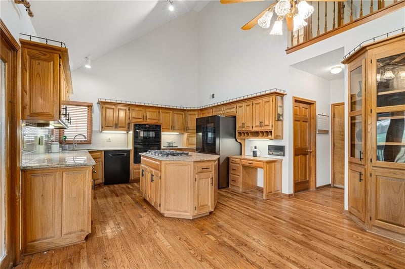 5826 Oakview St, Shawnee, KS 66216