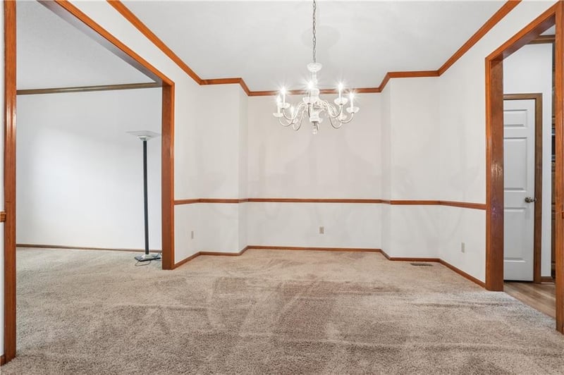 8442 Lakeview Ave, Lenexa, KS 66219