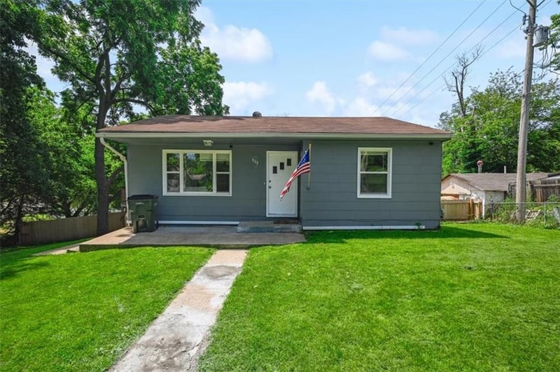 919 Walnut St, Leavenworth, KS 66048