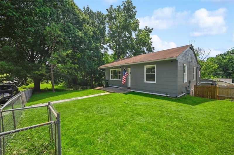 919 Walnut St, Leavenworth, KS 66048