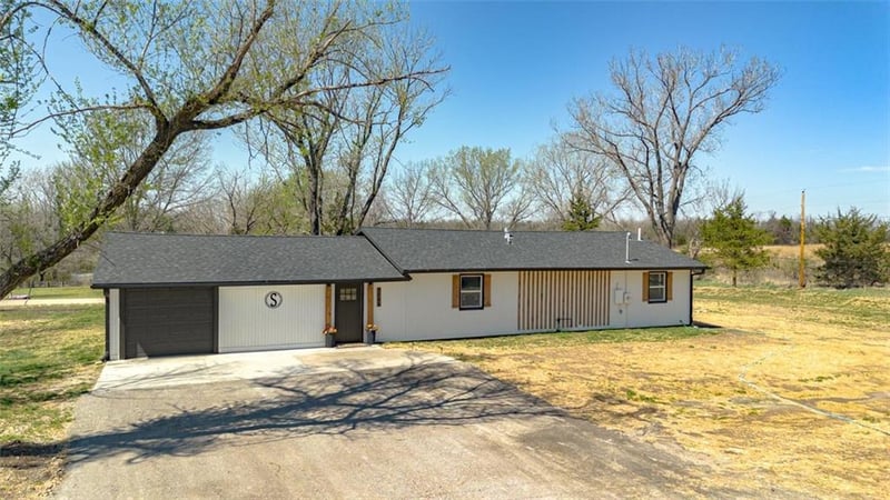 3985 43rd St, Meriden, KS 66512