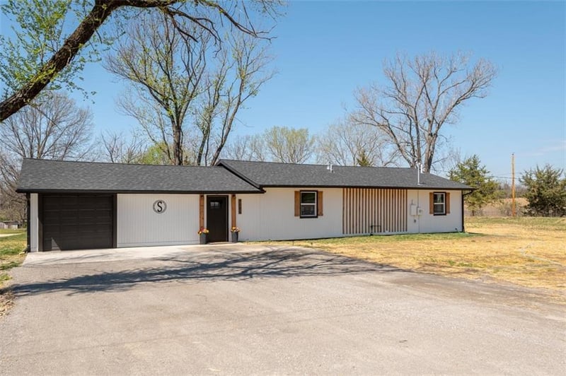 3985 43rd St, Meriden, KS 66512