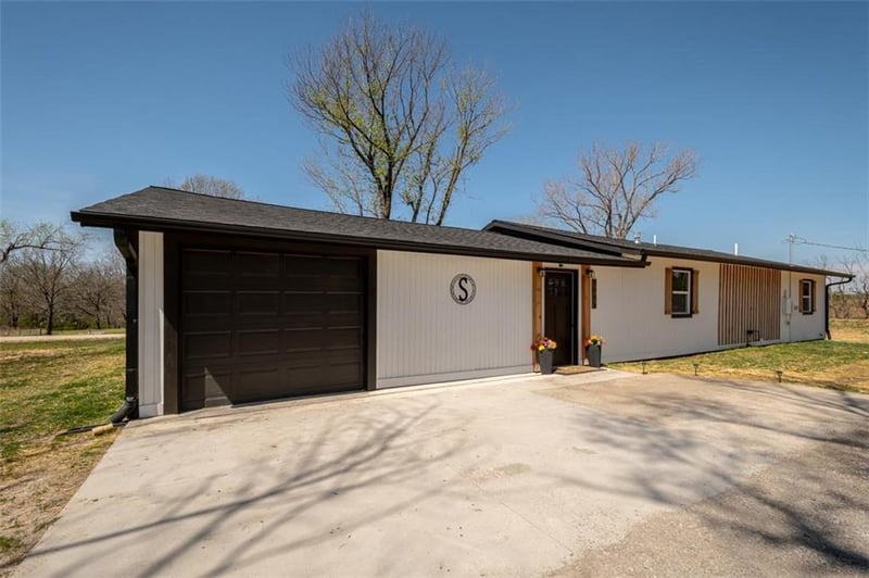 3985 43rd St, Meriden, KS 66512