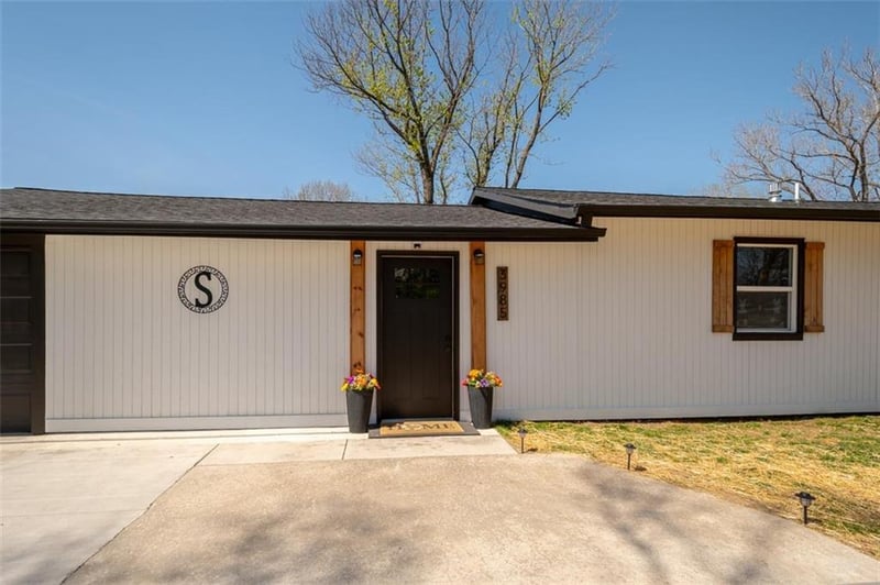 3985 43rd St, Meriden, KS 66512