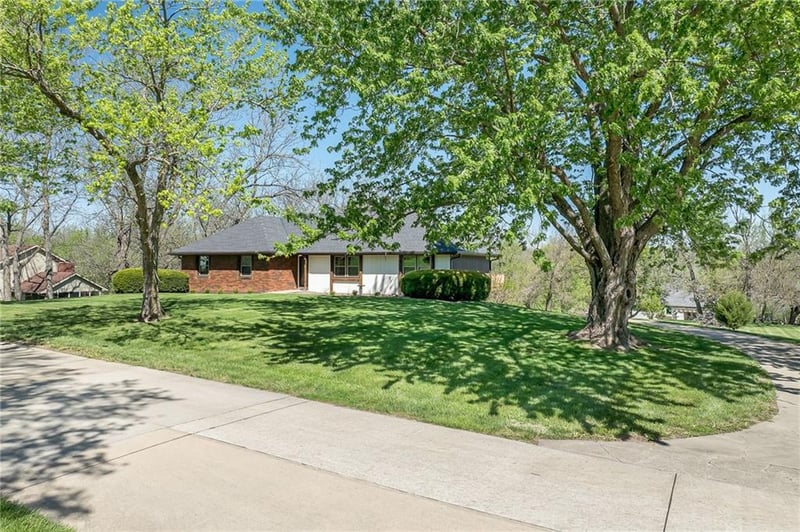13491 Heritage Dr, St Joseph, MO 64505