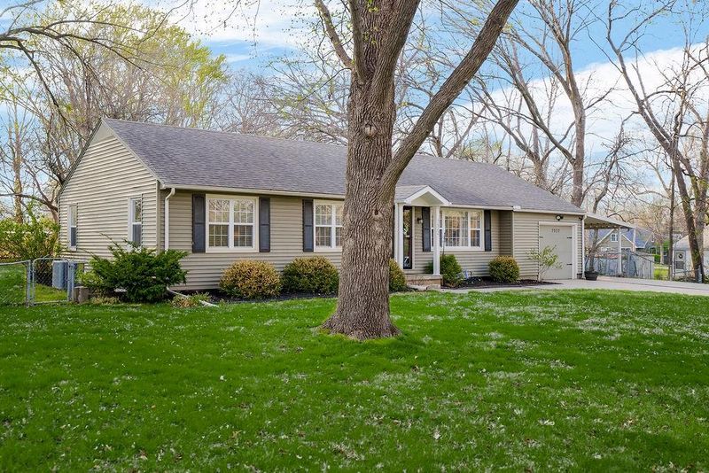 7522 Hardy St, Overland Park, KS 66204
